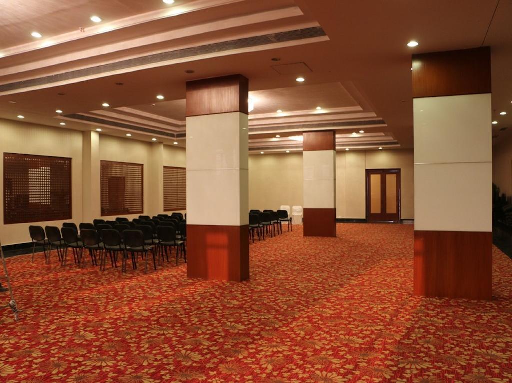Ramada Jamshedpur Bistupur Hotel Exterior photo
