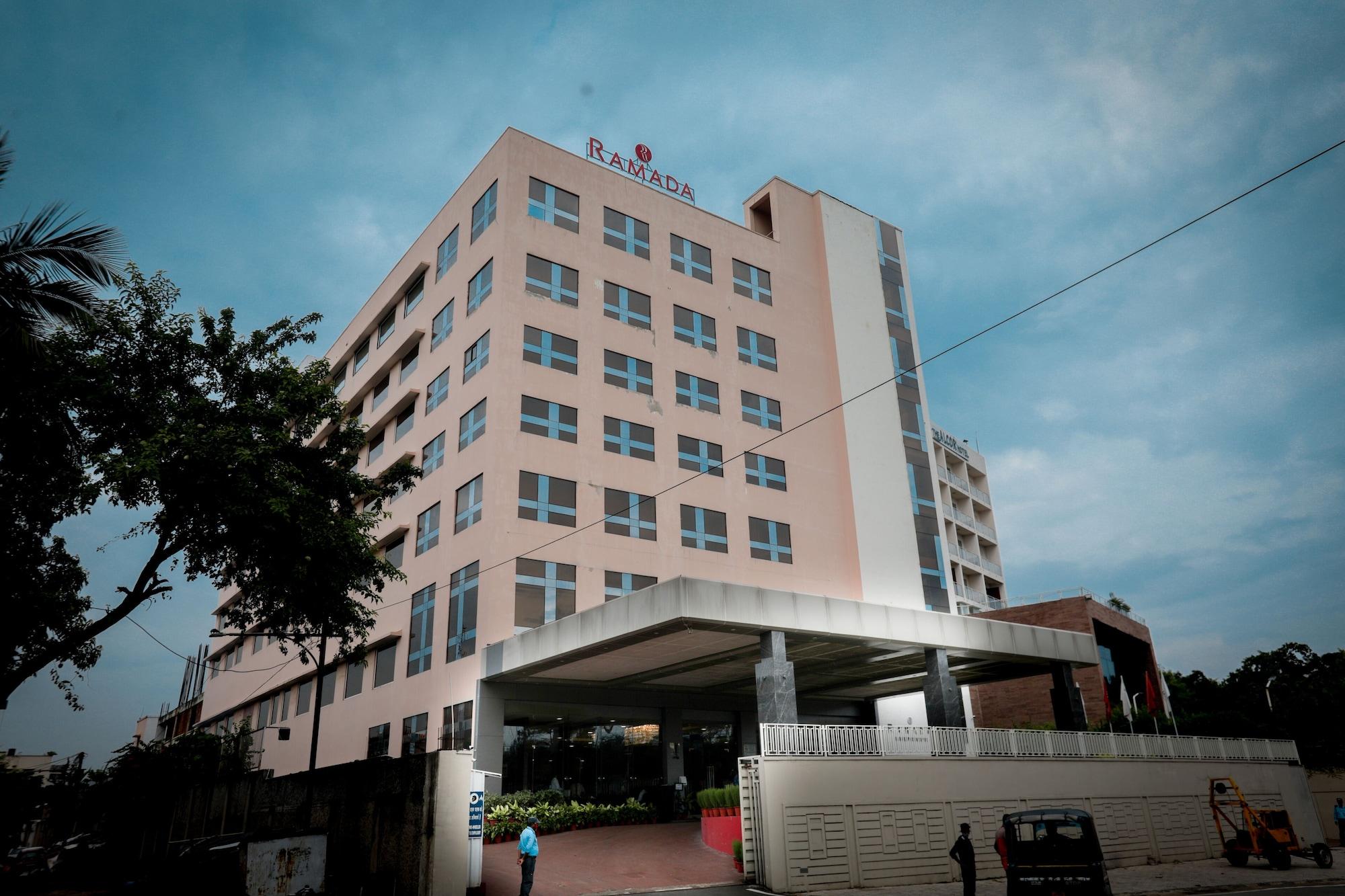 Ramada Jamshedpur Bistupur Hotel Exterior photo
