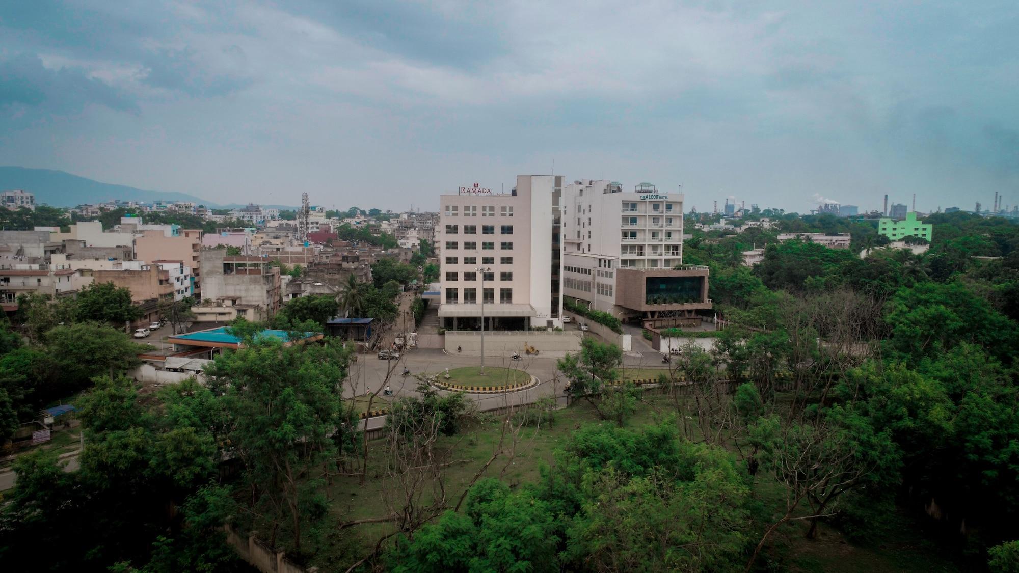 Ramada Jamshedpur Bistupur Hotel Exterior photo