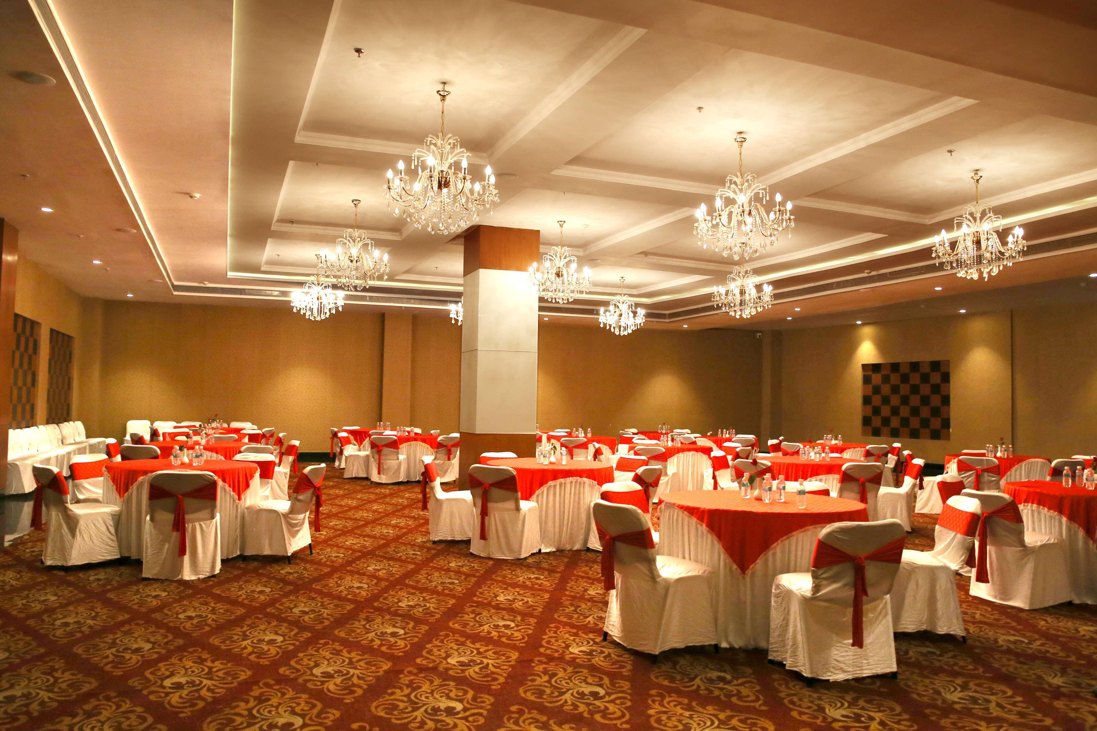 Ramada Jamshedpur Bistupur Hotel Exterior photo