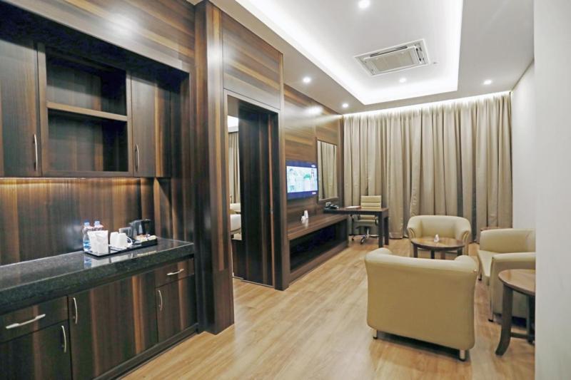 Ramada Jamshedpur Bistupur Hotel Exterior photo