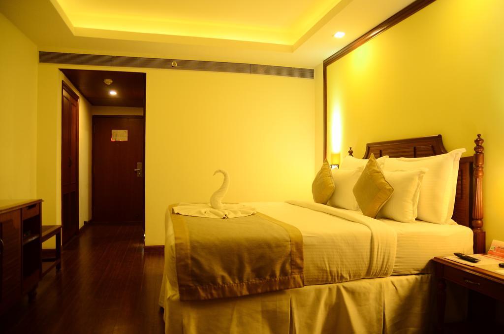 Ramada Jamshedpur Bistupur Hotel Exterior photo