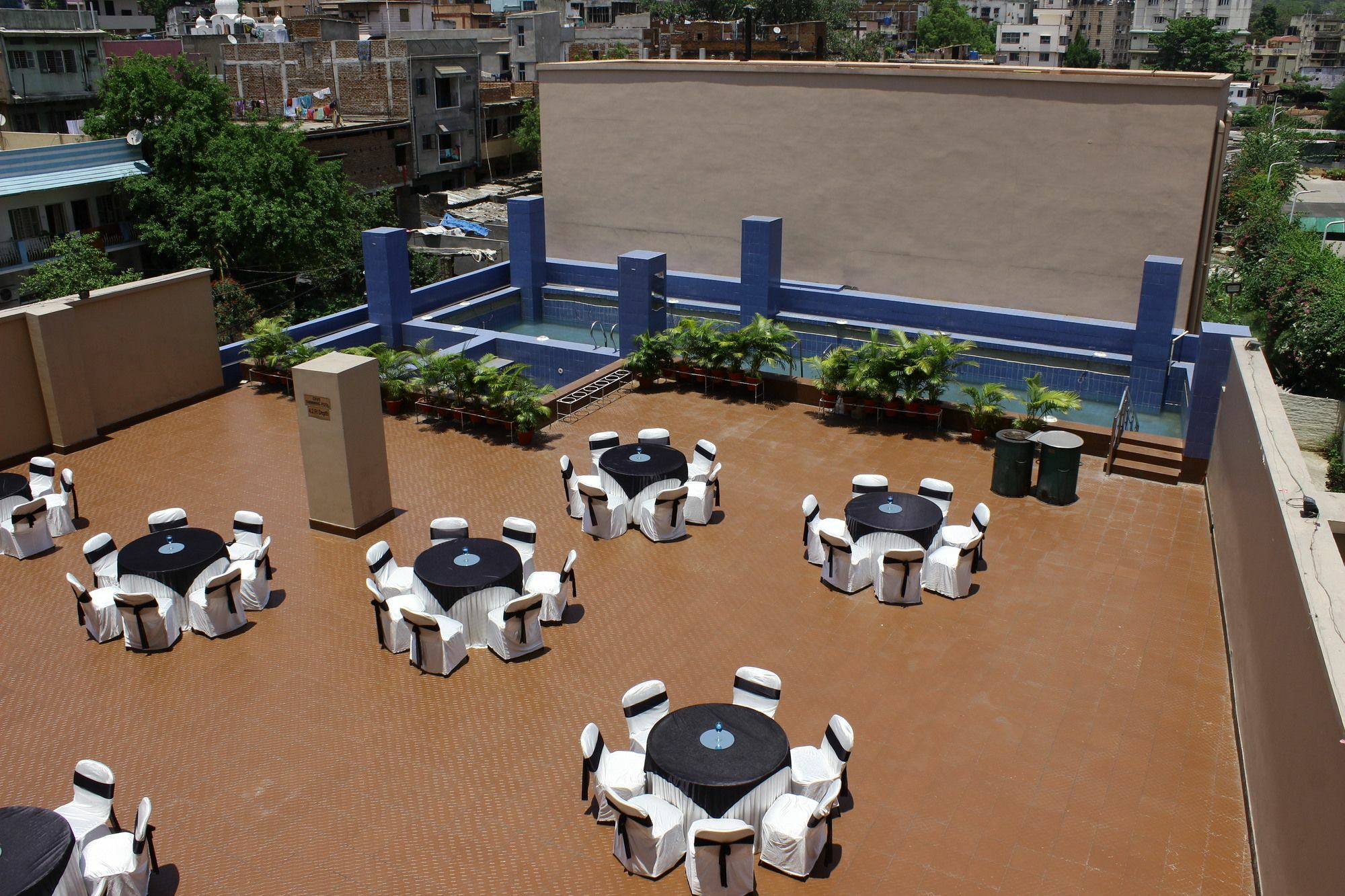 Ramada Jamshedpur Bistupur Hotel Exterior photo