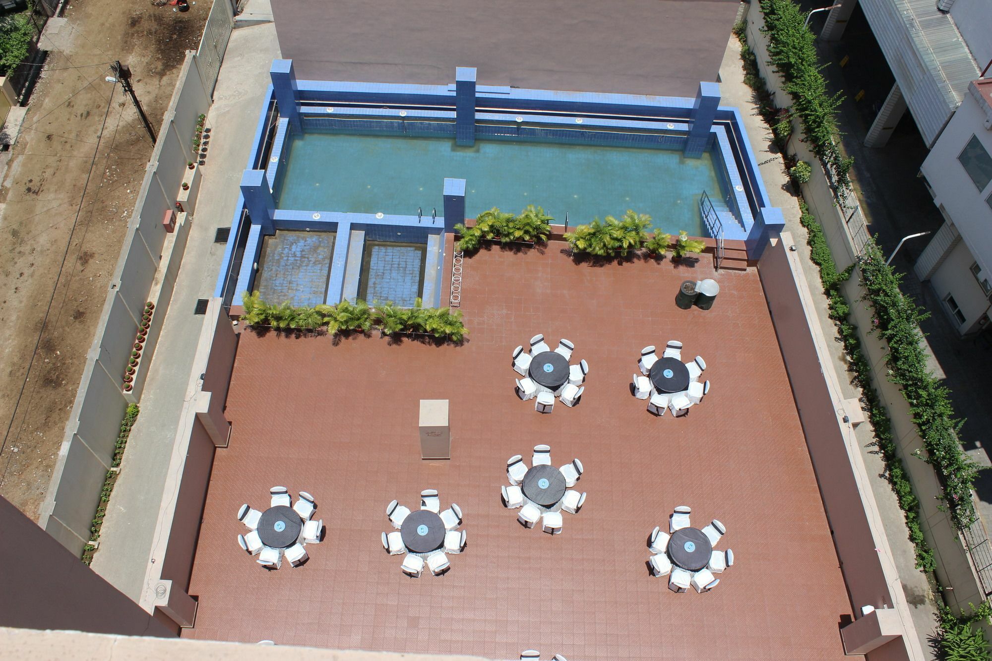 Ramada Jamshedpur Bistupur Hotel Exterior photo